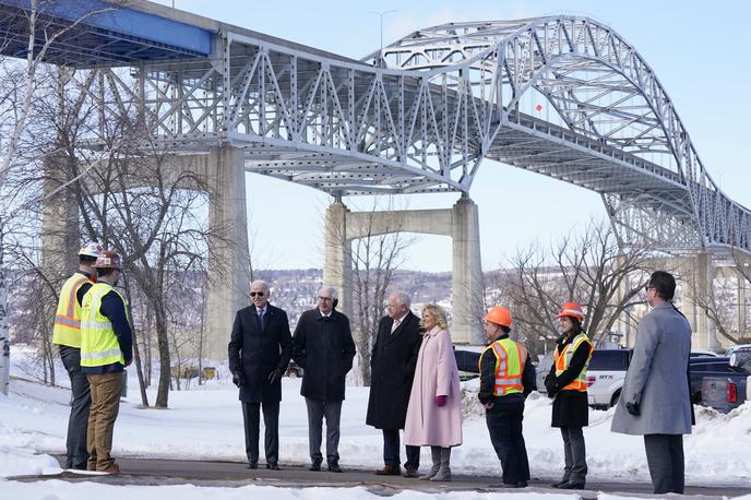 Joe Biden pri Blatnikovem mostu | Ameriški predsednik Joe Biden je pred dnevi obiskal več kot dva kilometra dolgi Blatnikov most. Ob njem sta med drugim še guverner Minnesote Tim Walz in guverner Wisconsina Tony Evers. | Foto Guliverimage