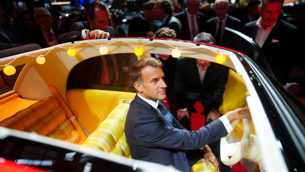 V Parizu tudi Macron: francoski predsednik med avtomobilskimi novostmi #foto