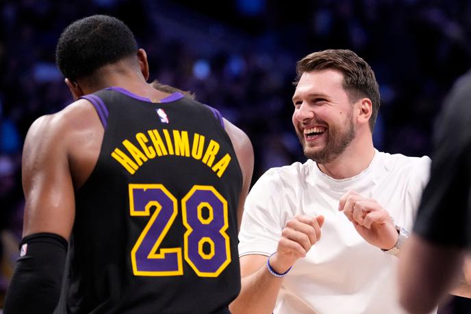 Luka Dončić | Luka Dončić je vse boljše volje, saj Lakersi vodijo, sam pa je bliže vrnitvi na tekme. | Foto Guliverimage