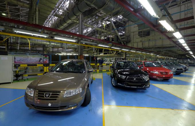 Na Zahodu popolnoma nepoznani avtomobili iranske avtomobilske znamke Iran Khodro. Na fotografiji modeli soren turbo v tovarni zahodno od Teherana. Ta domači proizvajalec sodeluje tudi z Renaultom in je leta 2015 naredil več kot pol milijona avtomobilov. | Foto: Reuters