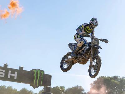 Tim Gajser in Jan Pancar nasmejana do ušes, a zares gre danes