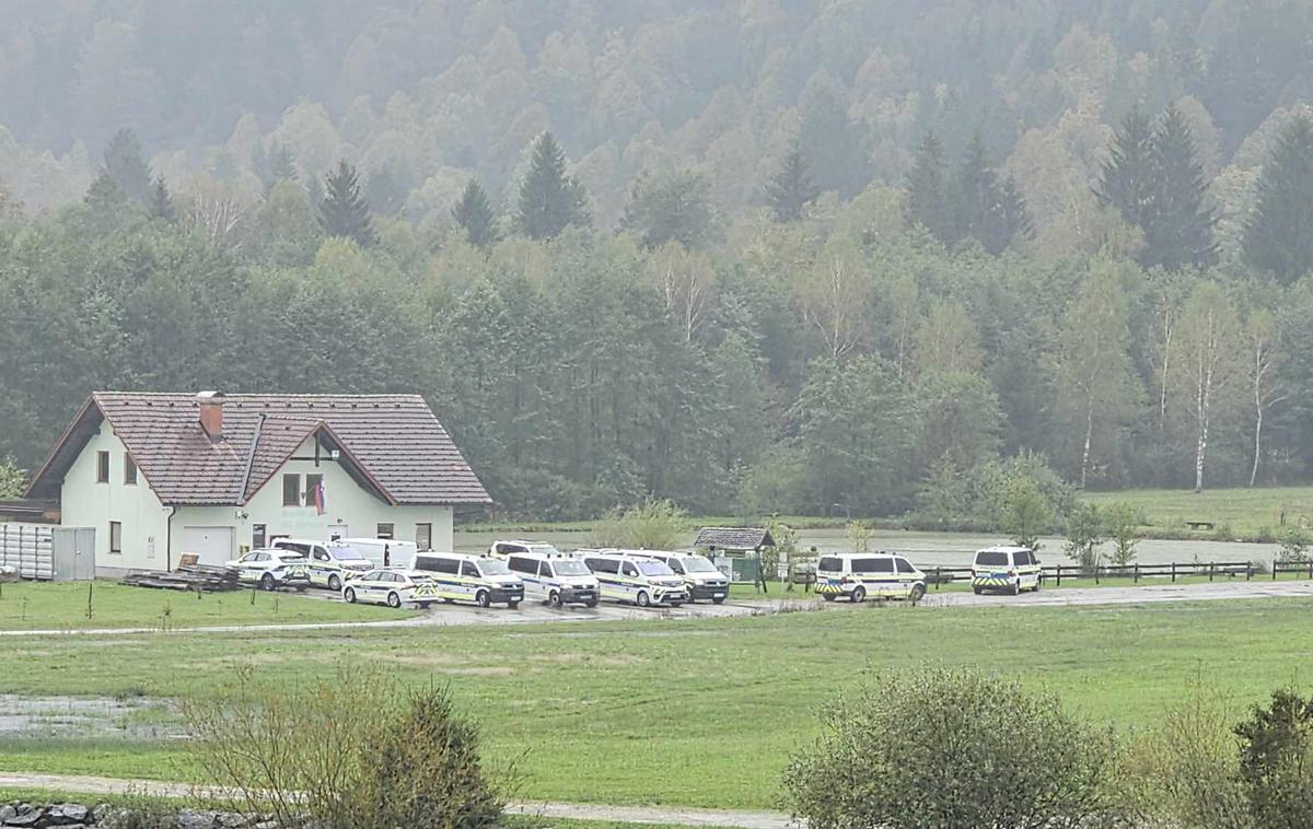 Ribnica iskalna akcija | Na terenu je osumljenca iskalo več policijskih patrulj. Našli so ga v hiši na fotografiji. | Foto Bralec