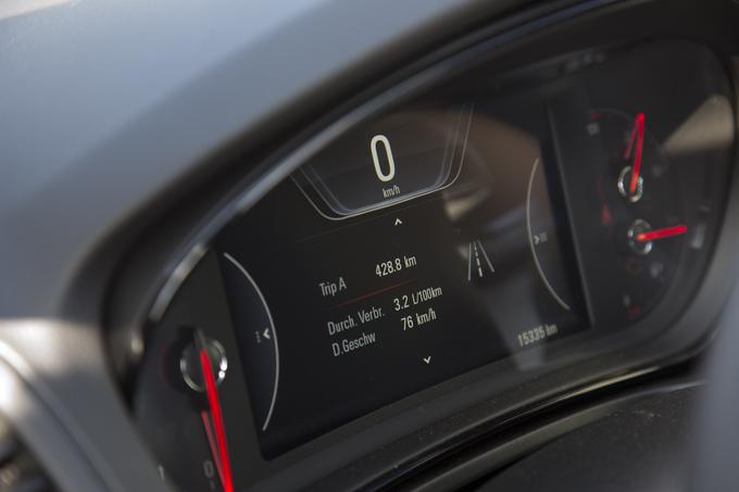 Nekdanji pilot je za volanom Opla insignia z enim rezervoarjem prevozil 2111 kilometrov | Foto: Opel