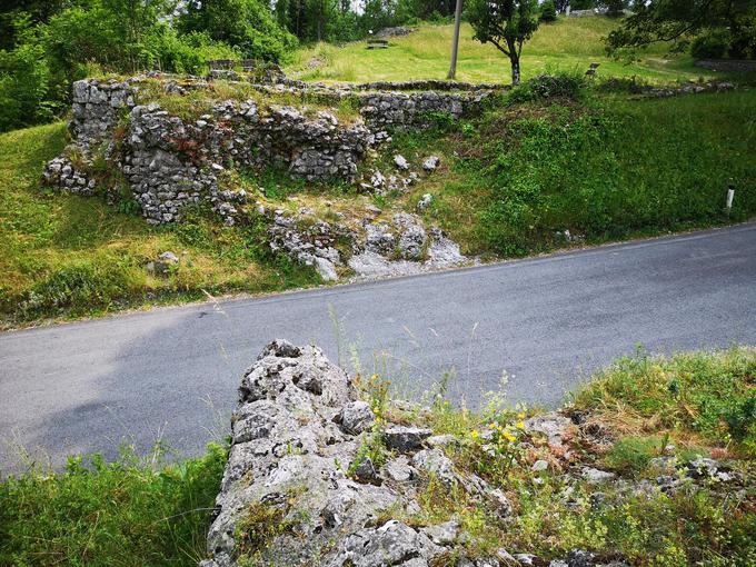 Rimski cesar Avgust je naročil gradnjo ceste čez Ad Pirum. Ta cesta je bila vijugasta in strma, vendar je potovanje od Akvileje do Emone (prej Okre, današnjega Razdrtega) skrajšala za en dan.  | Foto: Gregor Pavšič