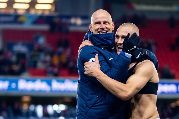 Selektor Stale Solbakken in branilec Leo Ostigard v objemu med proslavljanjem zgodovinskega uspeha za Norveško | Foto: Guliverimage