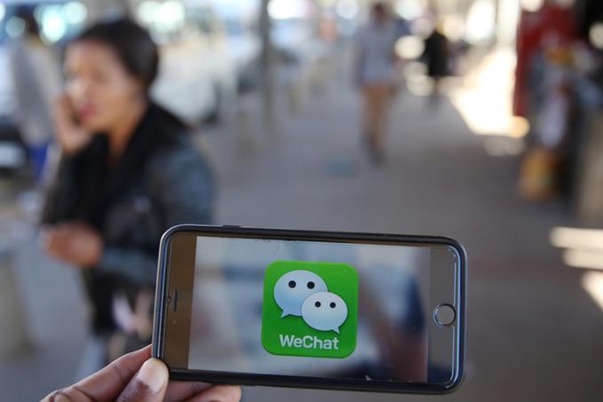 WeChat ima na Kitajskem že skoraj eno milijardo uporabnikov, kar pomeni, da gre za eno od najbolj priljubljenih mobilnih platform na svetu. Tencent je napovedal, da bo kmalu izdal še mednarodno različico.  | Foto: Reuters