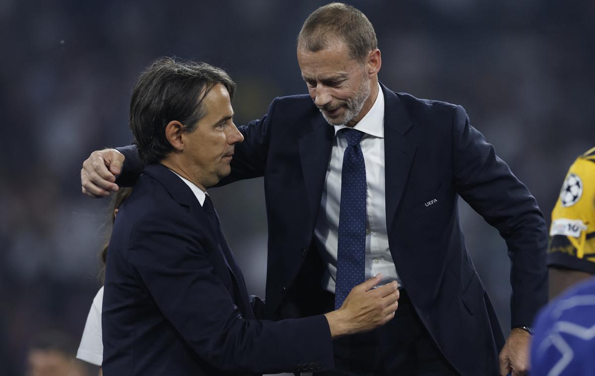 PSG Inter | Milanski Inter po štirih letih zapušča trener Simone Inzaghi. Italijan bo v prihodnje vodil bogati savdijski klub Al Hilal. Tako ga je po porazu v finalu lige prvakov v Münchnu tolažil predsednik Uefe Aleksander Čeferin. | Foto Reuters