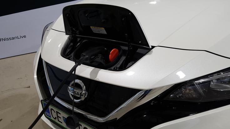 nissan leaf Leaf lahko na hitrih polnilnicah polni z močjo do 50 kilovatov (hyundai ioniq tudi 100 kilovatov), na klasičnih polnilnicah (izmenični tok AC) pa z največ šestimi kilovati moči. Njegova baterija se tako napolni v eni noči. | Foto: Gregor Pavšič