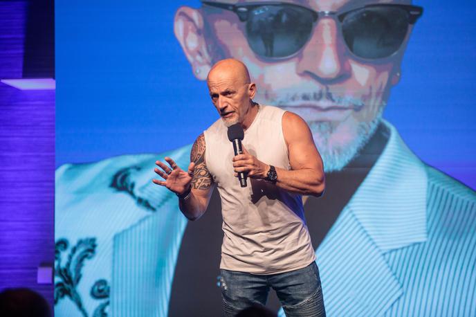 Dominik Kozarič, glasbenik | Osebno vozilo Dominika Kozariča je zajel požar, ki mu je, kot je razvidno s posnetka, popolnoma uničil avtomobil. | Foto Mediaspeed