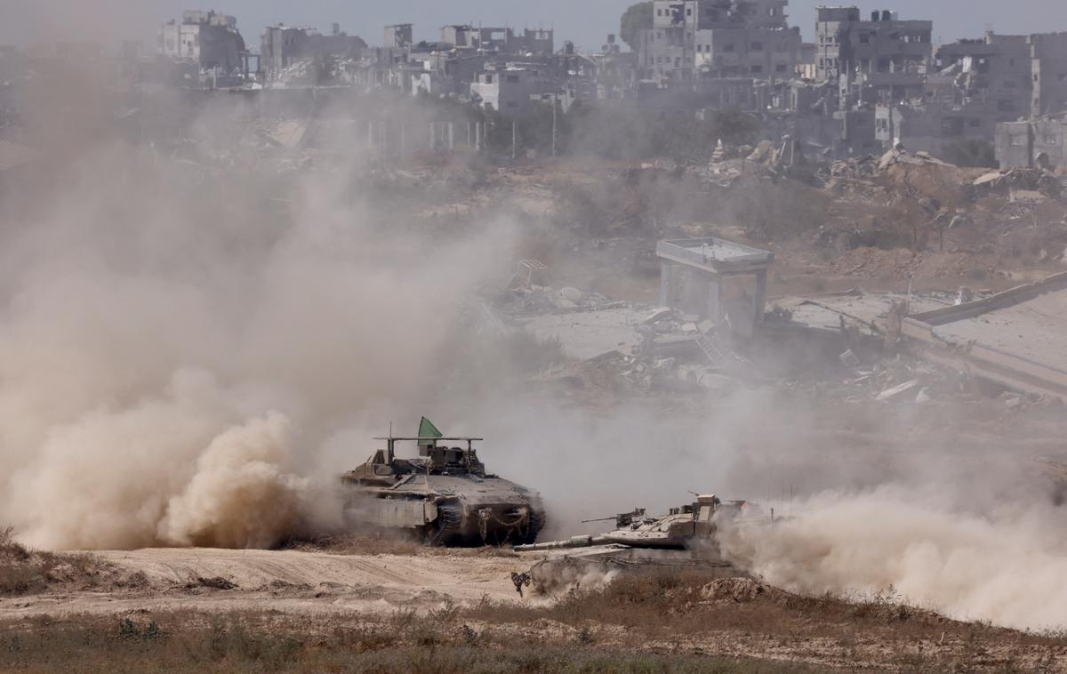 Gaza | Že v zgodnjih jutranjih urah so prebivalci poročali o izraelskih napadih v več predelih Gaze.  | Foto Reuters