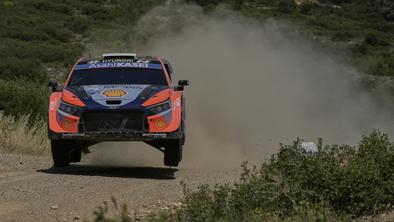 Brutalne grške ceste: Neuville dvakrat prebil gumo #video