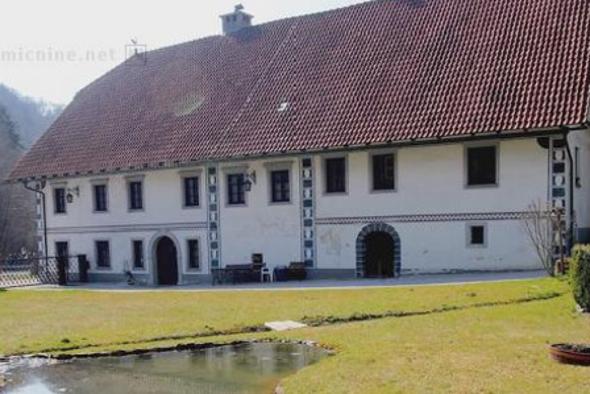 Nekdanji minister prodaja 300 let staro hišo z vrtom in ribnikom