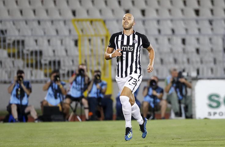 Nogometaš Partizana Nemanja Miletić stiska pesti za čimprejšnje okrevanje malega Dušana. | Foto: Getty Images