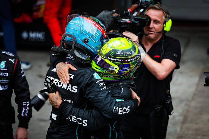 Iskreni objemi dirkačev Mercedesa na dirkališču Jose Carlos Pace, medtem napetost v Red Bullu. | Foto: AP / Guliverimage