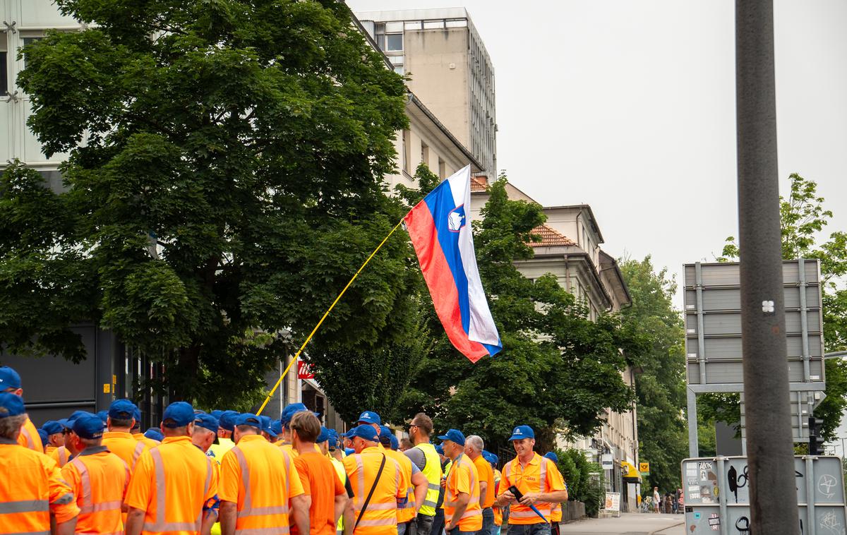 Dars | Ta je bil posledica večmesečnih pogajanj z upravo, potem ko so na njih naslovili zahtevo za 22-odstotno zvišanje plač. Nezadovoljstvo nad izkupičkom pogajanj z upravo je okoli 200 delavcev Darsa konec junija izrazilo tudi na protestnem shodu pred upravno stavbo podjetja v Ljubljani. | Foto STA