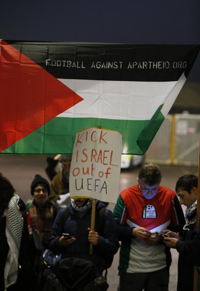 Na mednarodnih tekmah izraelskih reprezentanc ali klubov ne manjka nasprotnikov, ki bi si želeli, da Izrael izstopi iz Uefe. | Foto: Reuters