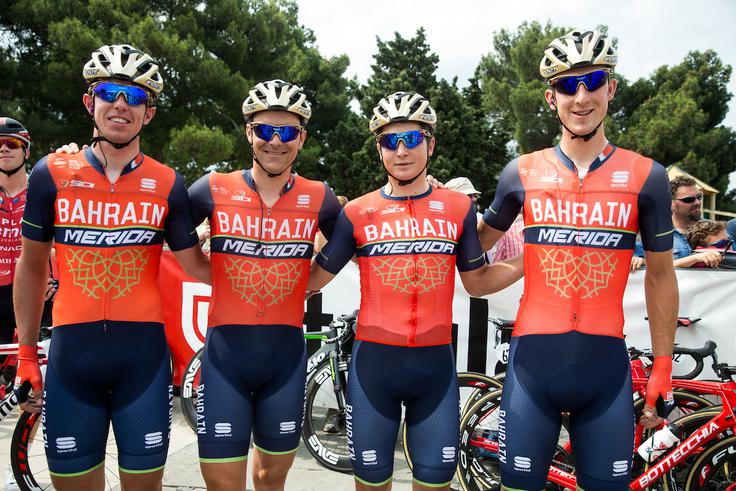 Domen Novak (levo) je eden od treh kandidatov ekipe Bahrain Merida za vidnejši uspeh na današnji etapi. | Foto: Vid Ponikvar
