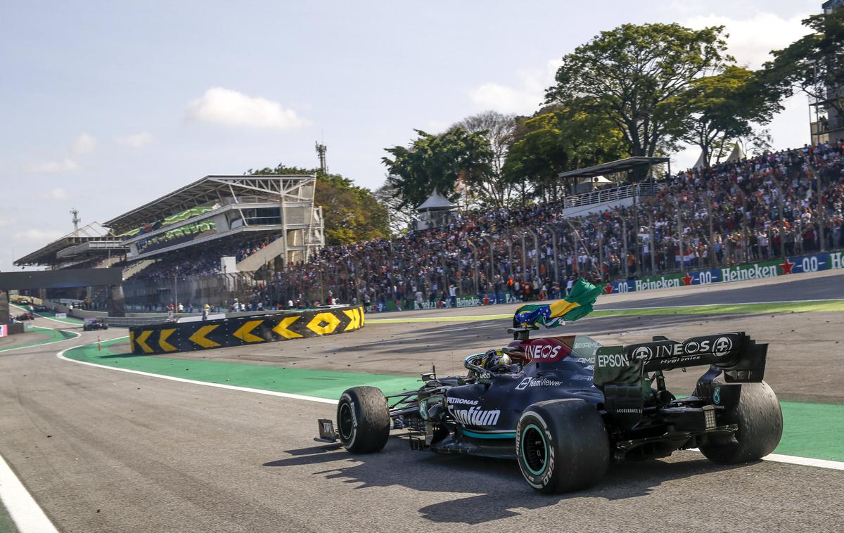 Lewis Hamilton Brazilija 2021 | Lewis Hamilton je lani tretjo zmago v Braziliji slavil z brazilsko zastavo. | Foto Guliver Image