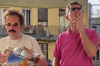 Evropski odgovor Trumpu: kdo sta retro Italijana s sintetizatorji, cigareti in camparijem?