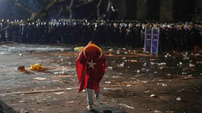 Po množičnih protestih v Turčiji aretirali več sto ljudi
