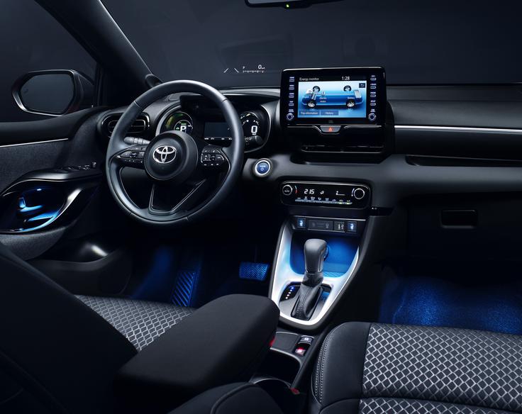 Položaj sedenja bo nižji, opazna je tudi projekcija podatkov o vožnji na vetrobransko steklo. | Foto: Toyota