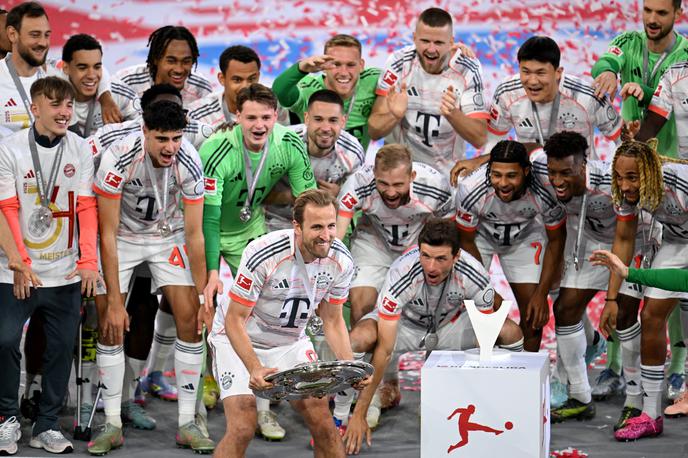 Bayern prvak Harry Kane | Bayern je prejel pokal za naslov prvaka. Sploh prvič v karieri je Harry Kane dvignil eno od lovorik. | Foto Reuters