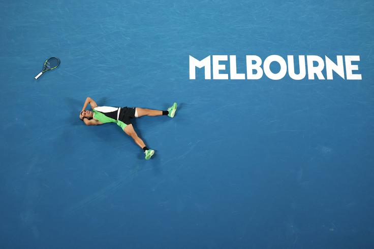 Po dobljenem dvoboju je Alcaraz od navdušenja takole obležal na igrišču v Rod Laver Areni. | Foto: Reuters