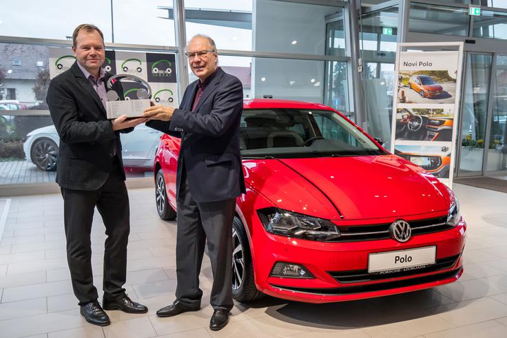 Prehodni pokal je Marku Škribi, direktorju znamke volkswagen podelil Tomaž Porekar, predsednik žirije Slovenski avto leta. | Foto: WRC Croatia