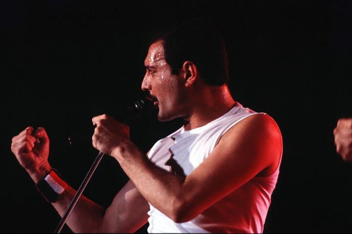Freddie Mercury, Queen | Zapisi razkrivajo, da je skladbo sprva nameraval poimenovati Mongolian Rhapsody, nato pa je leta 1991 preminuli glasbenik in tekstopisec na neki točki prečrtal besedo Mongolian in jo nadomestil z Bohemian. Za omenjenih 15 strani se nadejajo, da bi na dražbi iztržili do 1,2 milijona funtov. | Foto Guliverimage