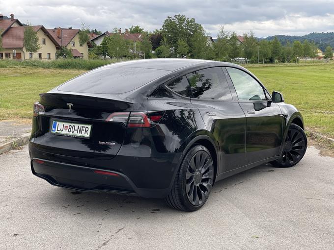 Tesla model Y ostaja najbolj celovit električni avtomobil. Moti le dejstvo, da je v Sloveniji občutno dražji kot v Avstriji.  | Foto: Gregor Pavšič