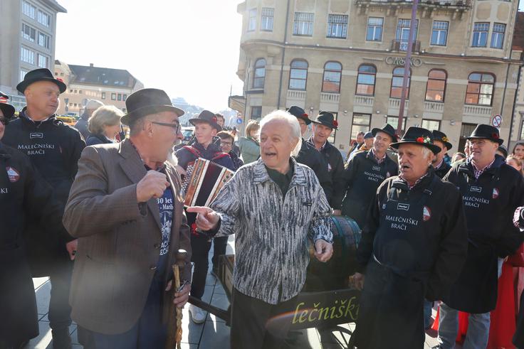 Veseli družbi malečniških bračev se je pridružil tudi Alfi Nipič. | Foto: Mediaspeed