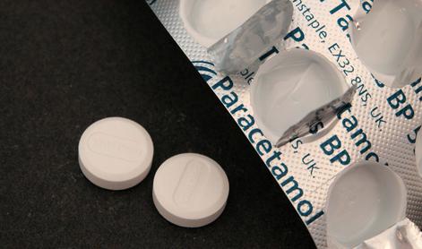 Na TikToku vse bolj priljubljen "paracetamol izziv", ki je lahko zelo nevaren