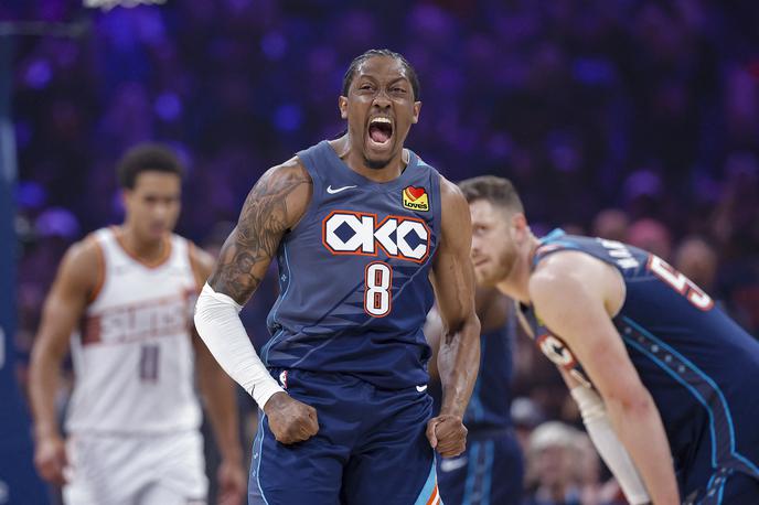 Oklahoma City Thunder | Zmagovalec serije Oklahoma City Thunder - Phoenix Suns se bo v drugem krogu končnice pomeril z zmagovalcem serije med Lakersi in Rocketsi. Za zdaj v seriji prvega para precej bolje kaže Oklahomi, ki je povedla z 2:0. | Foto Reuters