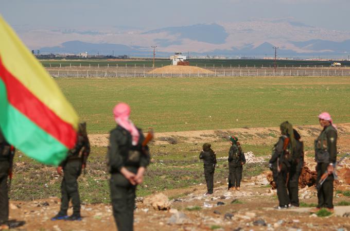 Kurdski borci ob sirsko-turški meji | Foto: Reuters