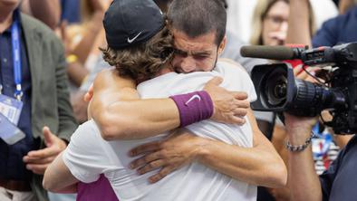Veselje Španca, šampanjec in žvižganje Donaldu Trumpu #video