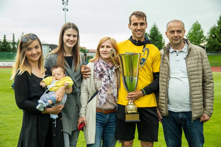Družina mu nudi ogromno podporo na vsakem koraku. V Slovenijo je prebežal v begunskem konvoju  kot 18-mesečni otrok v naročju mame. Pozneje se jima je pridružil še oče. | Foto: Vid Ponikvar