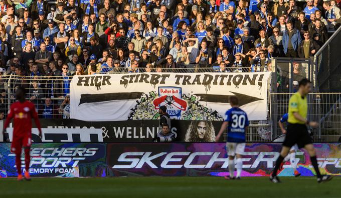 Nogometaše Leipziga na gostovanjih spremljajo provokativni transparenti. | Foto: Guliverimage/Getty Images