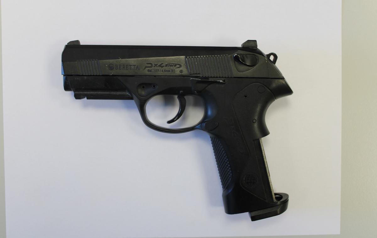 droge, pištola, razstrelivo | Imetniki orožja bi strelivo ali orožje izročili policiji po predhodni najavi. Ta bi o tem izdala potrdilo s podatki o imetniku ter orožju in strelivu, izhaja iz predloga. | Foto PU Celje