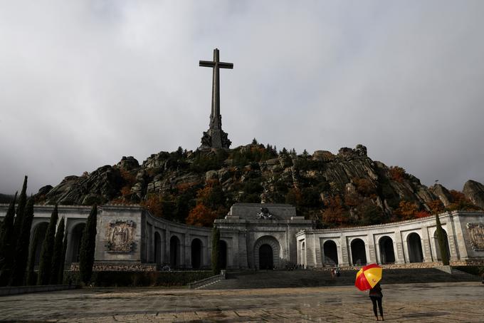Mavzolej, ki ga krasi 150 metrov visok križ, je dal postaviti prav Franco, prvotno pa je bil namenjen njegovim padlim soborcem v državljanski vojni. Mavzolej so med drugim gradili politični zaporniki. | Foto: Reuters