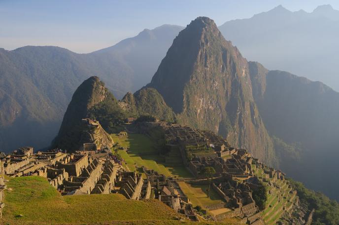 Machu Picchu, Huayna Picchu | Gorska utrdba Machu Picchu, ki leži na nadmorski višini 2.430 metrov, je najbolj znan ostanek inkovske civilizacije. Zgrajena je bila v 15. stoletju, leta 1911 pa jo je ponovno "odkril" ameriški zgodovinar in raziskovalec Hiram Bingham. | Foto Pixabay