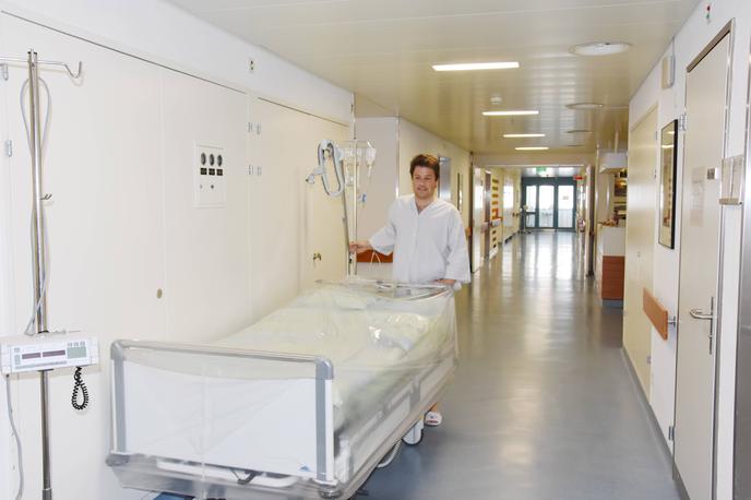 Bolnik v švicarski bolnišnici | V Sloveniji pogosto slišimo pohvale na račun švicarskega zdravstvenega sistema. A v Švici so veliko bolj kritični do svojega zdravstva. Nekateri menijo, da je v Švici preveč bolnišnic, drugi, da so postali bolniki prezahtevni, kar bo vodilo v stečaje bolnišnic. Na fotografiji: bolnik v bolnišnici v kantonu Graubünden. | Foto Guliverimage