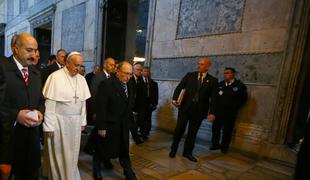 Papež v Turčiji obiskal Modro mošejo in Hagio Sofio