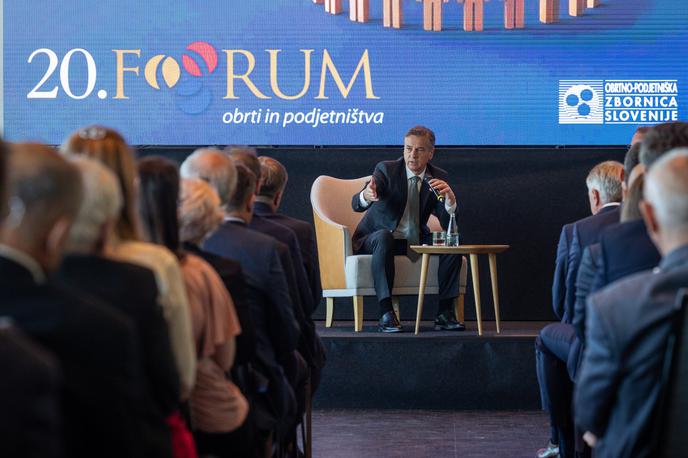 Jubilejni 20. Forum obrti in podjetništva. Strokovni panel s predsedniki političnih strank. | Predsednik vlade Robert Golob je na jubilejnem Forumu obrti in podjetništva dejal, da je eden glavnih dosežkov vlade v času od lanskega foruma obuditev socialnega dialoga. | Foto STA