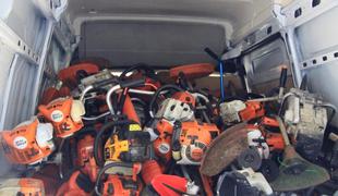 Romunu zasegli ukraden kombi, poln ukradenih motornih žag in kosilnic