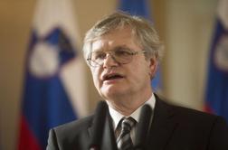 "Jaz pa pri svoji odločitvi vztrajam. Pri meni ni nobenega razmišljanja v smeri odstopa."