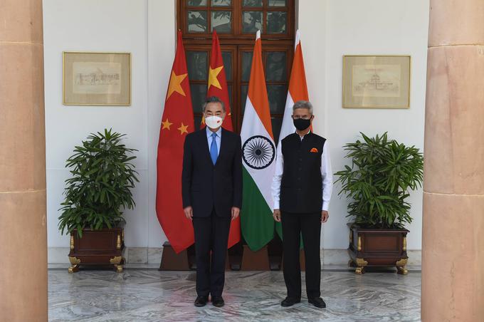 Kitajski zunanji minister Vang Ji (levo) in njegov indijski kolega Subrahmanjan Džajšankar na srečanju v New Delhiju 25. marca letos. Beseda je tekla tudi o napetem položaju na indijsko-kitajski meji. Džajšankar je bil nekdaj indijski veleposlanik v Pekingu, kar pomeni, da je dober poznavalec Kitajske. | Foto: Guliverimage/Vladimir Fedorenko