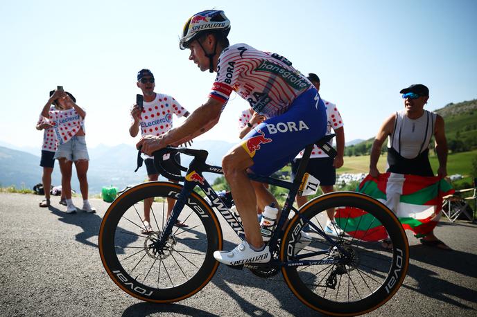 Primož Roglič | Primož Roglič je po devetem mestu v 12. etapi v skupnem seštevku napredoval na sedmo, marsikdo pa se je čudil njegovi izbiri nogavic. | Foto Reuters