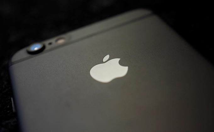 Apple je v drugem četrtletju poslovnega leta prodal 16 odstotkov manj iPhonov, kar je prvi padec prodaje po letu 2007, ko so jih  začeli izdelovati. | Foto: Reuters
