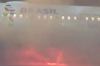 Pred vzletom izbruhnil požar, na krovu zavladala panika #video