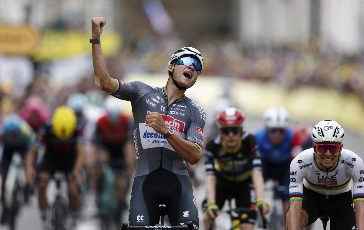 Mathieu van der Poel Tadej Pogačar | Mathieu van der Poel in Tadej Pogačar sta se udarila za etapno zmago. Malenkost je bil hitrejši Nizozemec, ki je novi lastnik rumene majice. Pogi bo oblekel pikčasto za najboljšega na gorskih ciljih. | Foto Reuters